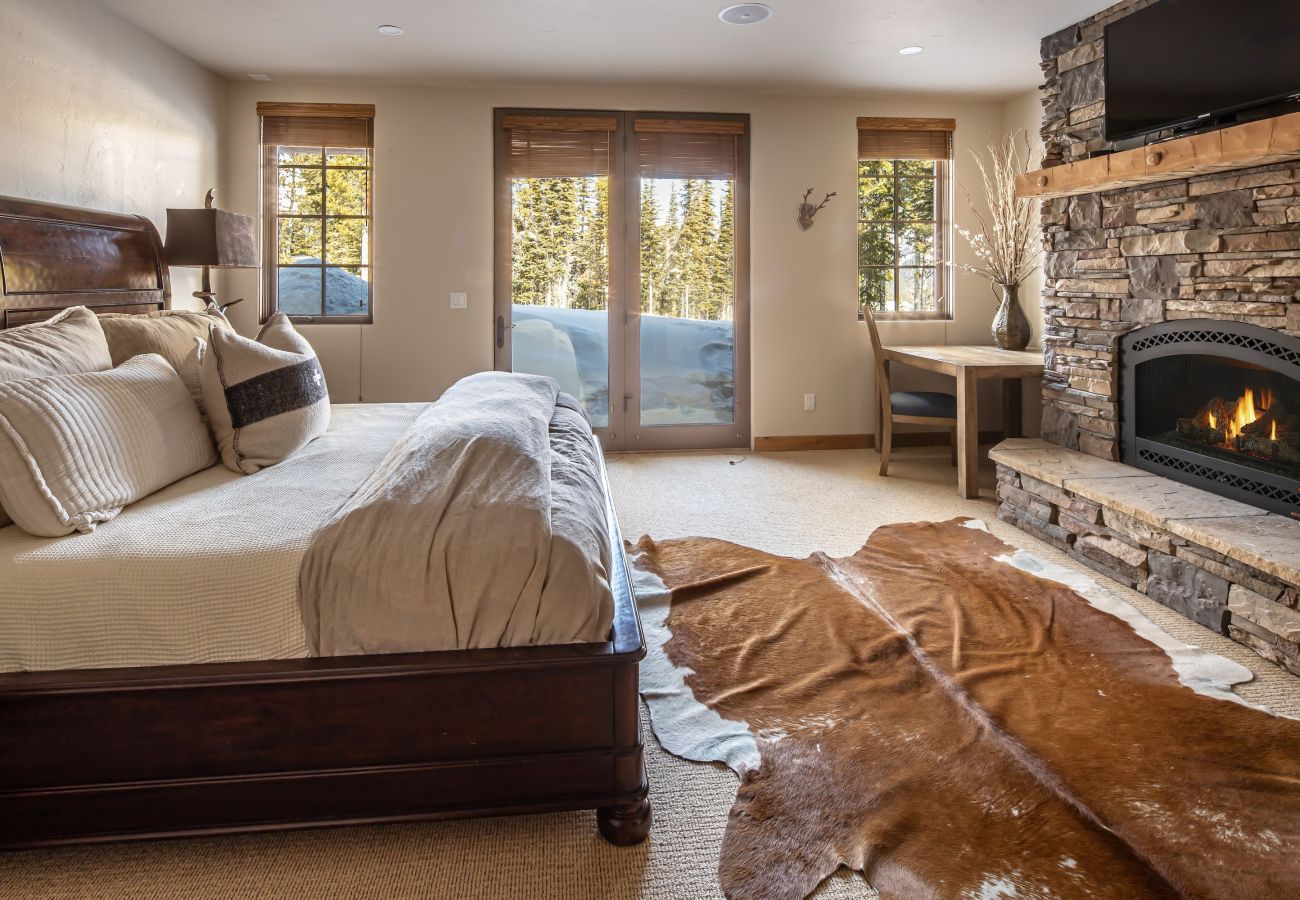 House in Big Sky - New Listing! Slopeside at Cowboy Heaven